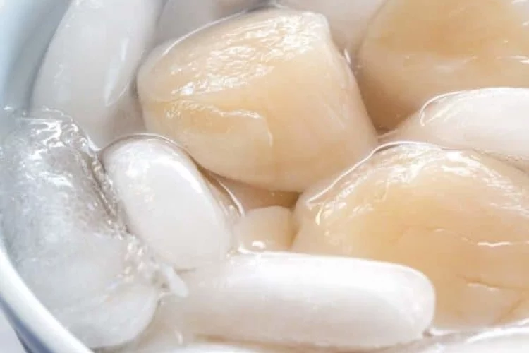 Thawing scallops in cool water