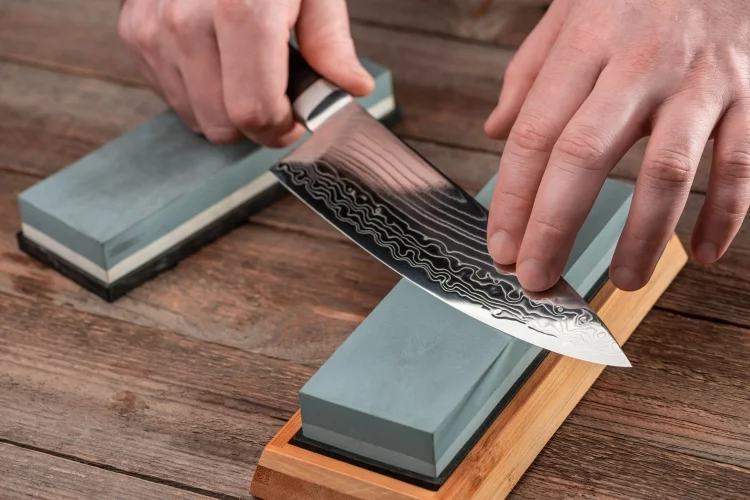 How to Use A Whetstone