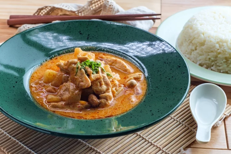 Thai Peanut Coconut Curry Soup for Weight Loss